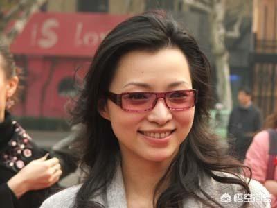 你如何评价主持人董卿？