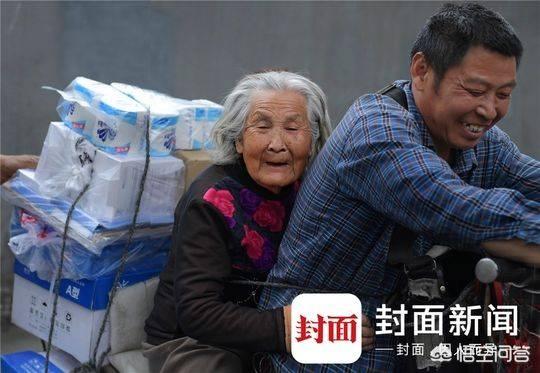成都何兴丽家人:成都一个52岁的大叔带着92岁的母亲一起送货，你怎么看？