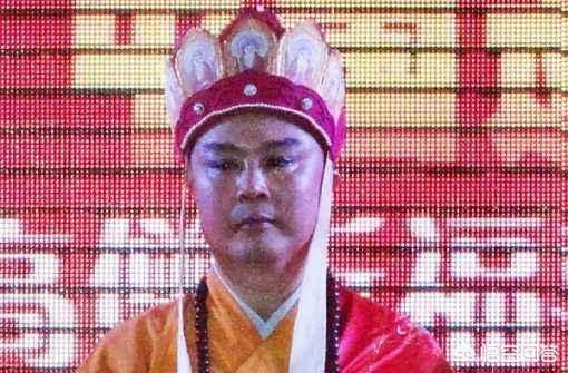 陆树铭:近日，著名影视演员陆树铭又收十二名徒弟，你怎么看？