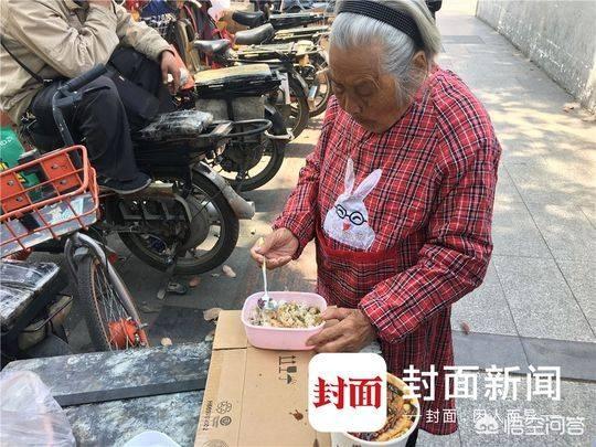 成都何兴丽家人:成都一个52岁的大叔带着92岁的母亲一起送货，你怎么看？