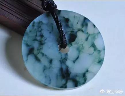 翡翠手镯石花是什么样子的,有什么招数可以看清翡翠手镯瑕疵？