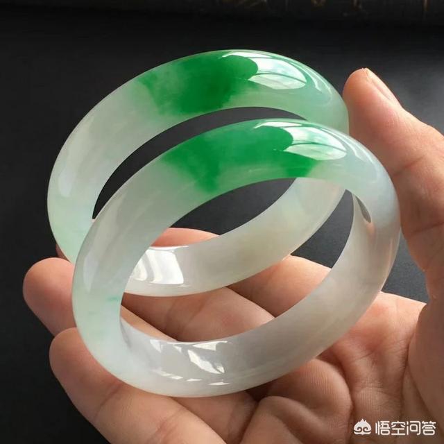 女人戴玉镯戴哪个手,有的女人带手镯为什么只带一只手？