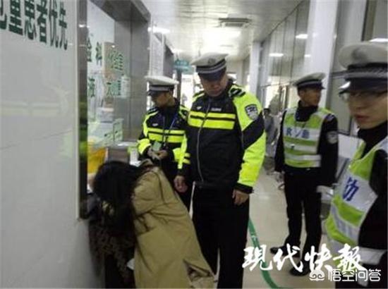 女子投诉警察却被拷走？，女司机耍酒疯打跑代驾自己开，被代驾举报后遭刑拘，你怎么看