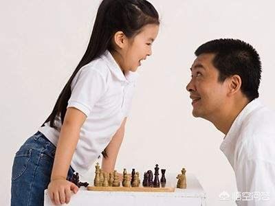 孩子在校不爱说话怎么办:小孩上学不爱说话怎么办 小孩子很少说话，怎么办？