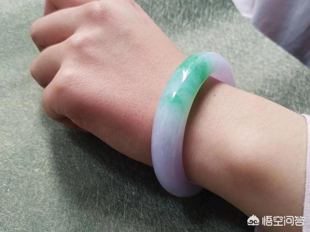 女人戴玉镯戴哪个手,有的女人带手镯为什么只带一只手？