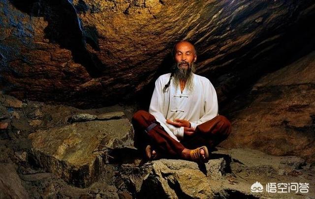 梭罗隐居瓦尔登湖,和中国古代众多的文人隐居终南山,有什么本质的不同？