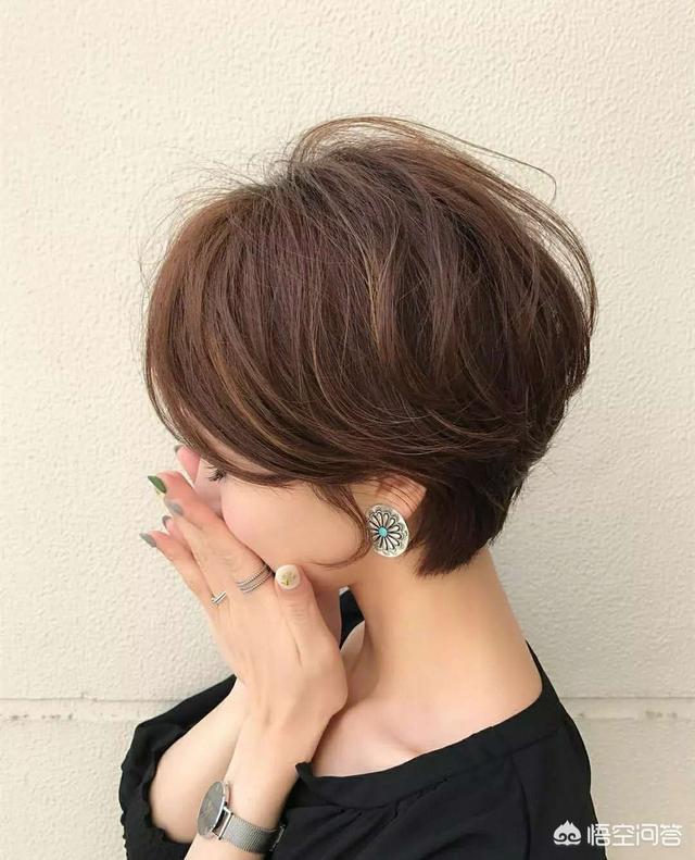 短发型女图片<a href=https://maguai.com/list/50-0-0.html target=_blank class=infotextkey><a href=https://maguai.com/list/50-0-0.html target=_blank class=infotextkey>时尚</a></a>气质:短发也想烫一下，怎么弄<a href=https://maguai.com/list/50-0-0.html target=_blank class=infotextkey><a href=https://maguai.com/list/50-0-0.html target=_blank class=infotextkey>时尚</a></a>感会比较强？