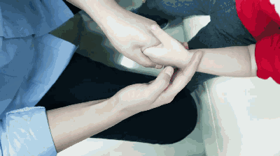 2岁小朋友被金丝熊咬了:两岁宝宝喜欢咬人怎么办？