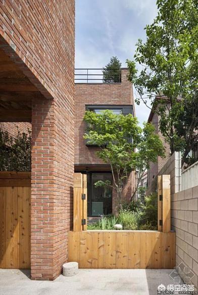 做为楼房主要受力构件的红砖与砂浆粘结,做承重墙和围墙构筑,墙体