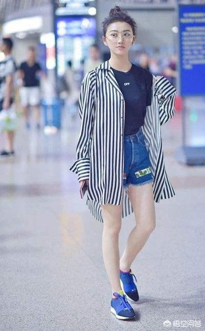 杨幂机场穿搭:杨幂身穿白t和破洞牛仔裤现身机场，这样的搭配真的很好看吗