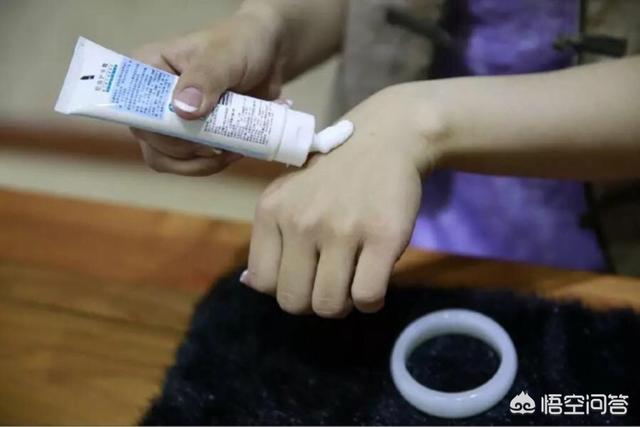 戴手镯手掌最宽的位置,购买手镯如何测量适合自己佩戴的尺寸大小？