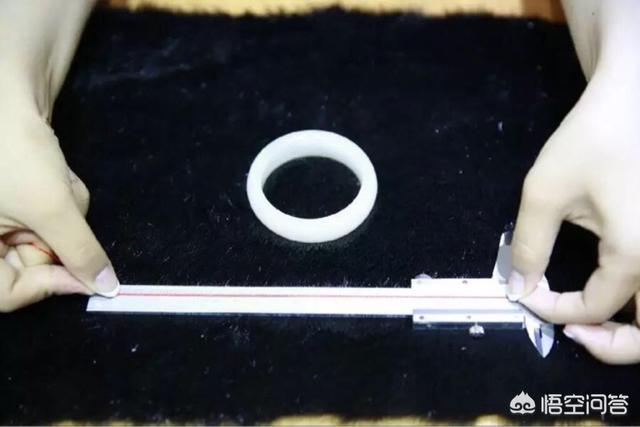 戴手镯手掌最宽的位置,购买手镯如何测量适合自己佩戴的尺寸大小？