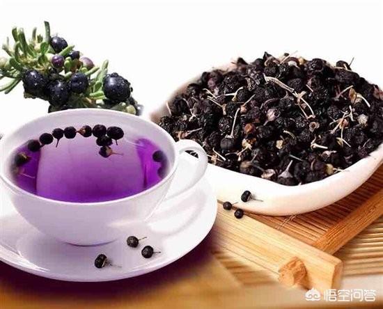 黑枸杞泡茶的颜色，黑枸杞热水泡出来不是偏紫色，那黑枸杞是真的吗？