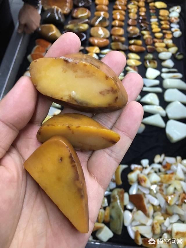 气质高贵的白冠噪鹛:如何区分和田玉黄皮籽料、黄沁籽料和黄玉籽料？