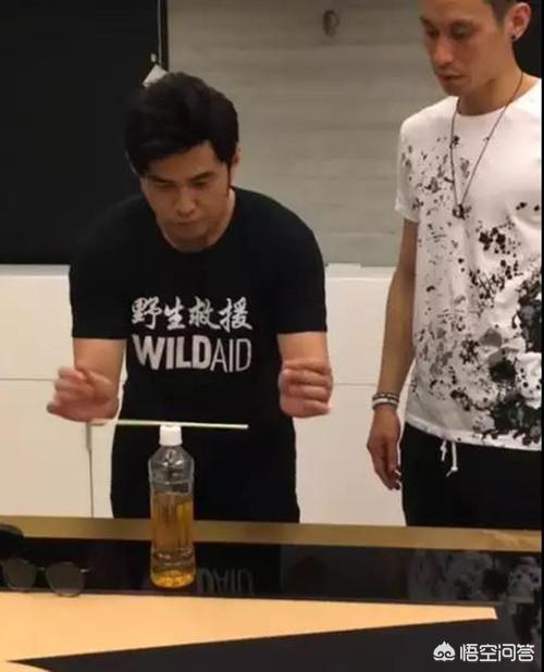 周杰伦鼓励林书豪:你怎么看林书豪吐槽周杰伦：你什么都会，太讨厌了