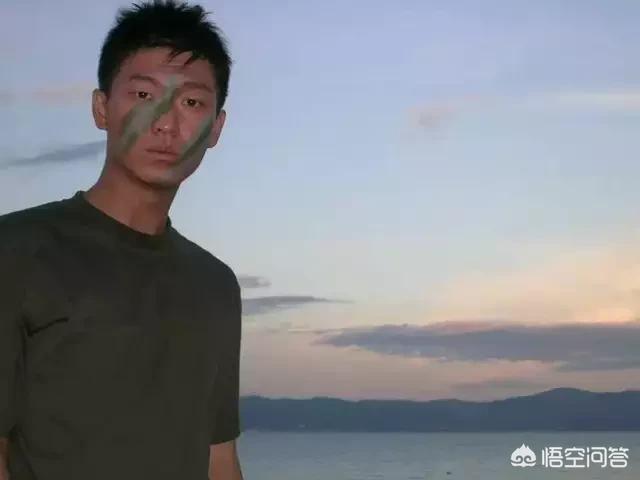 《士兵突击》里的马小帅为什么戴着红色肩章？