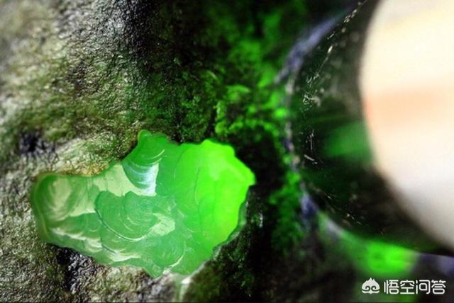 为什么翡翠摸起来有水,翡翠，到底是越透越好，还是越绿越好？
