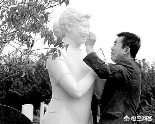 何庆魁:小品《卖拐》、《卖车》的作者何庆魁，遭遇人生坎坷之后过的怎样
