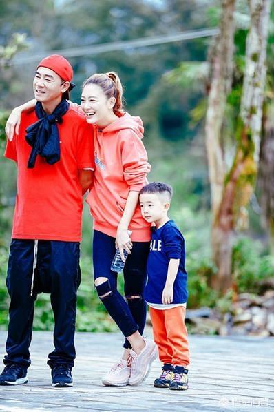 朱军老婆谭梅:朱军在老婆大风中起舞似少女太撩人，朱军赋闲在家老婆不介意吗？