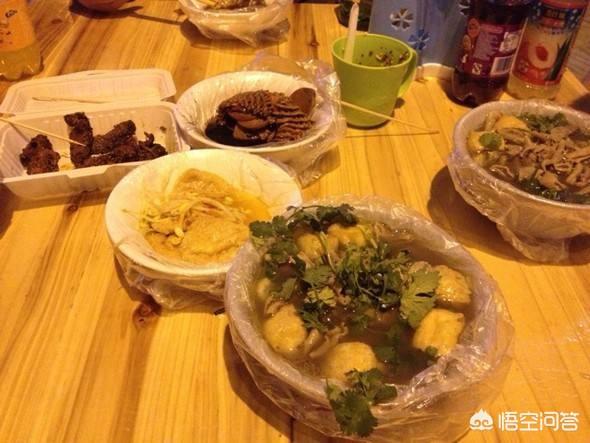镇江一女子给乞讨老人买面条,面店连“碗”都不给,面店老板回应不是真相你怎么看？