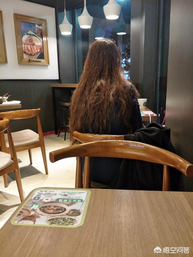 头发特别干枯,用什么牌子的护发素,能解决头发干枯的问题？