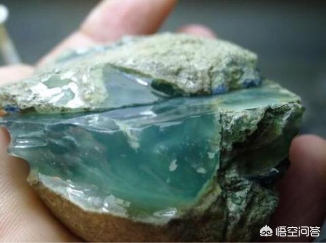 为什么翡翠摸起来有水,翡翠，到底是越透越好，还是越绿越好？