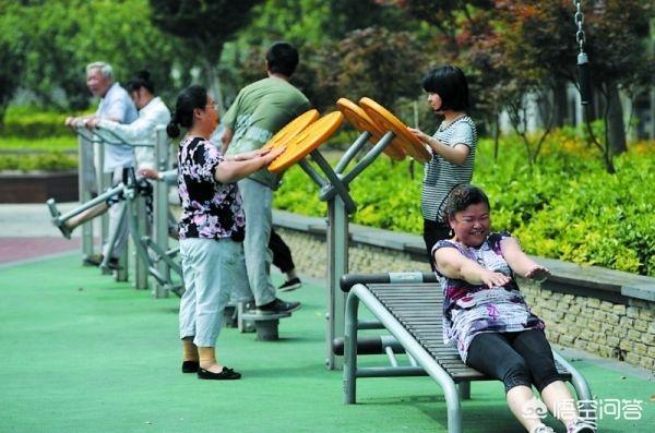 在小区里开小卖部收快递赚钱吗？