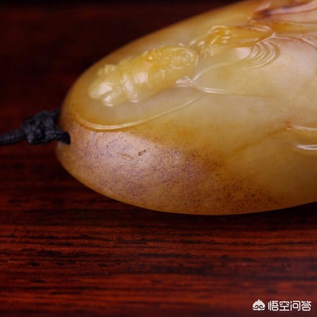 气质高贵的白冠噪鹛:如何区分和田玉黄皮籽料、黄沁籽料和黄玉籽料？
