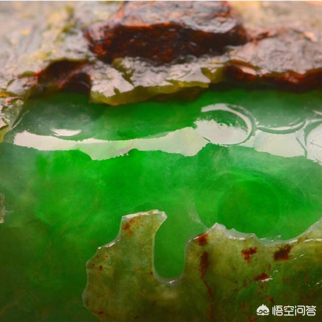 为什么翡翠摸起来有水,翡翠，到底是越透越好，还是越绿越好？