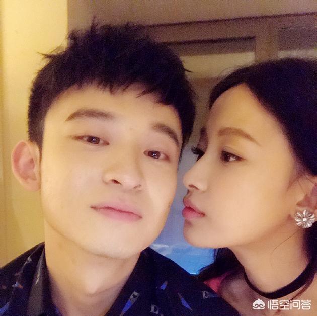 朱军老婆谭梅:朱军在老婆大风中起舞似少女太撩人，朱军赋闲在家老婆不介意吗？