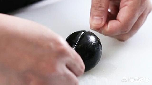 怎么才能把松花蛋切漂亮，切皮蛋怎么切出好看的皮蛋瓣？