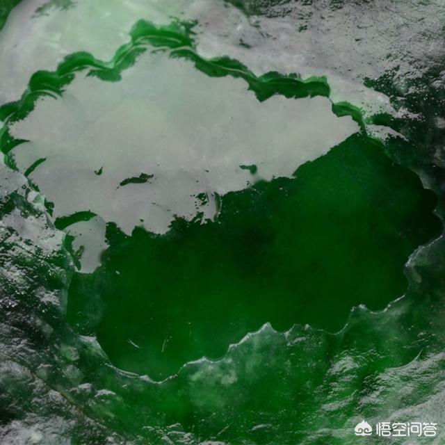 为什么翡翠摸起来有水,翡翠，到底是越透越好，还是越绿越好？