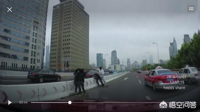上海打架:上海延安高架两车别车打架，你怎么看