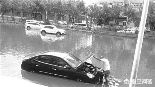 车掉水里怎么逃生,夏天发大水时，汽车进到水里时如何逃生？