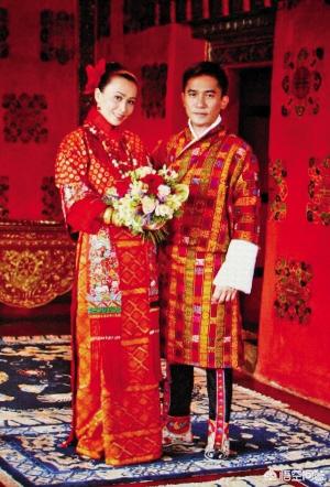 朱军老婆谭梅:朱军在老婆大风中起舞似少女太撩人，朱军赋闲在家老婆不介意吗？