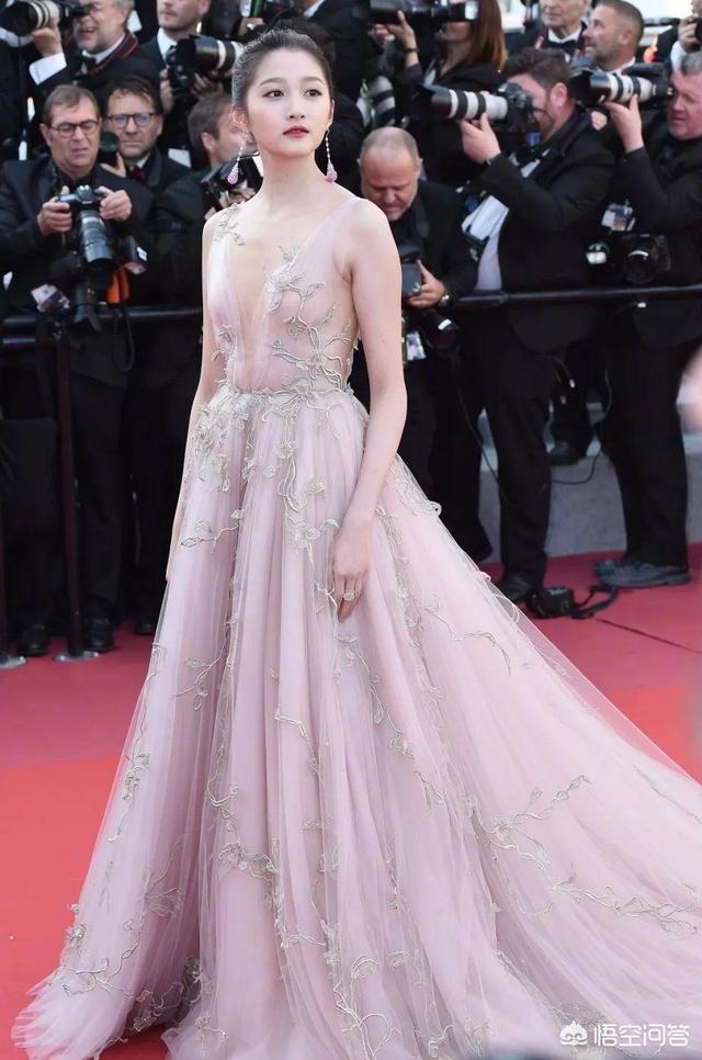 头条问答 - 像关晓彤这样的宽肩膀女生,如何把衣服穿出时尚感?