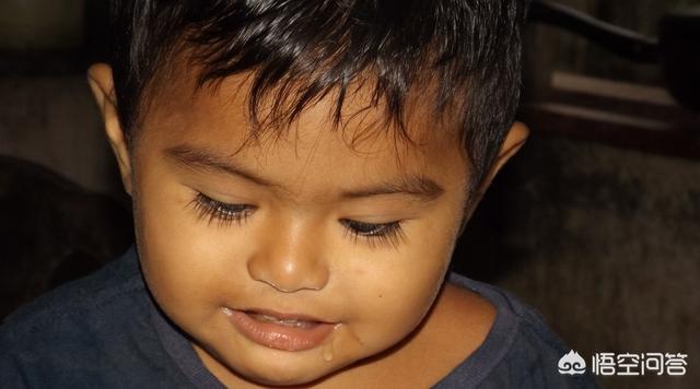 头条问答 - 小孩子从3个多个月开始流口水,到一岁半还在流,这样正常吗