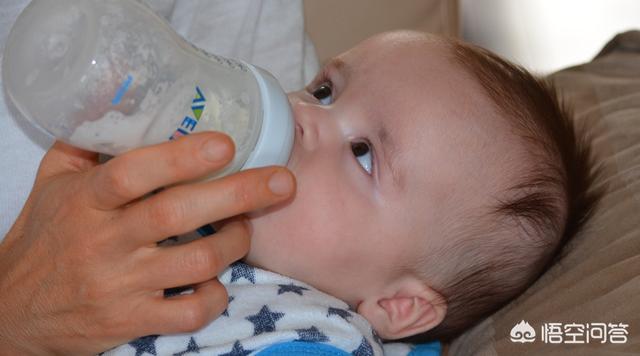 宝宝为什么干呕？，三个月的宝宝有时会出现干呕情况，这是怎么回事