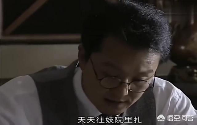 《潜伏》里，为了铲除叛徒袁培林，余则成是如何发现叛徒袁培林的住所的？
