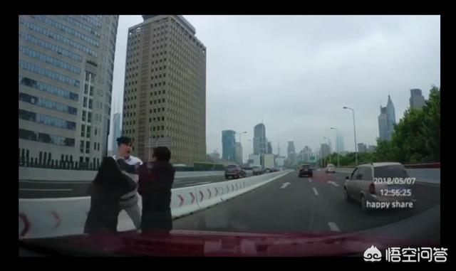 上海打架:上海延安高架两车别车打架，你怎么看