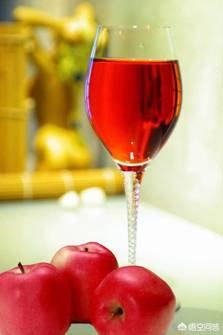 红酒煮苹果，红酒炖苹果的功效，红酒炖苹果什么时候吃