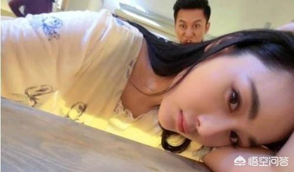 李晨的石头:黄圣依当着张馨予突然cue李晨的“石头梗”，是不是情商太低？