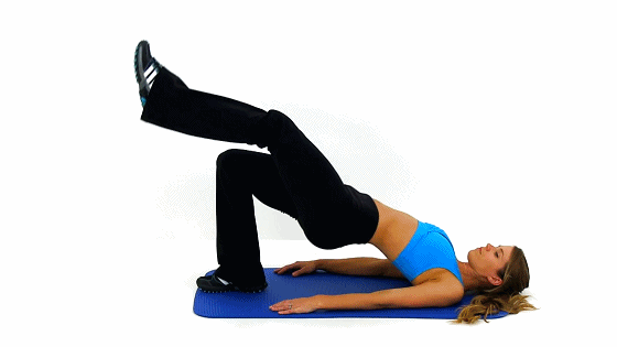 这个动作腿抬得更高,下得更低,对臀部肌肉的拉伸度更好,训练效果也更