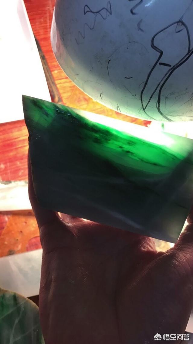 一亿翡翠原石切200亿,翡翠原石是怎么切割加工的？