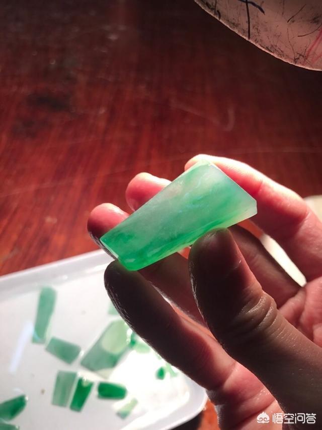 一亿翡翠原石切200亿,翡翠原石是怎么切割加工的？