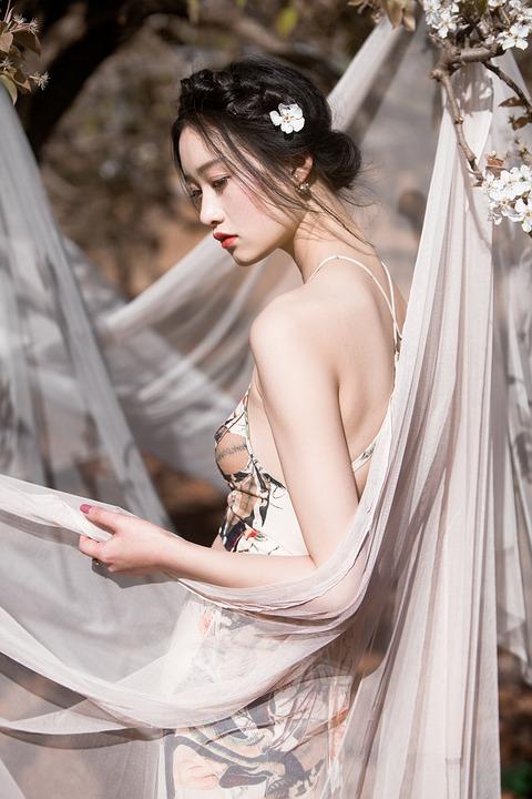 韩国和中国的女排世界杯比赛中，19号韩国美女倍受关注，她是谁有什么来头吗