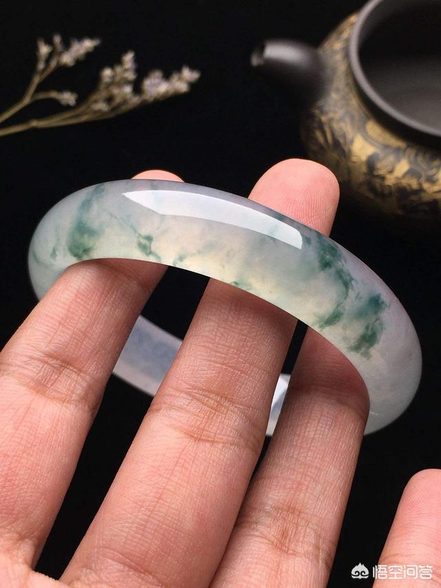 糯冰飘花手镯市场价多少,这翡翠手镯大家看看值多少？