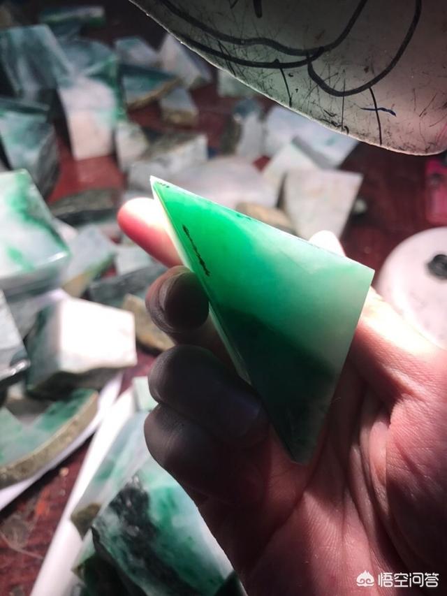 一亿翡翠原石切200亿,翡翠原石是怎么切割加工的？