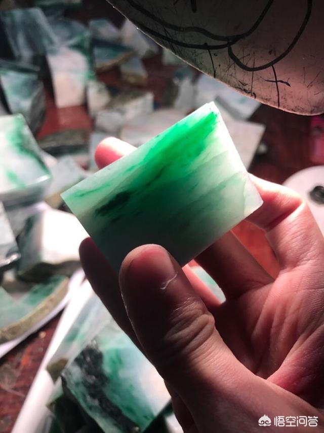 一亿翡翠原石切200亿,翡翠原石是怎么切割加工的？