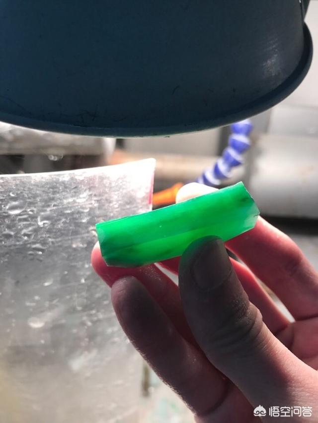 一亿翡翠原石切200亿,翡翠原石是怎么切割加工的？